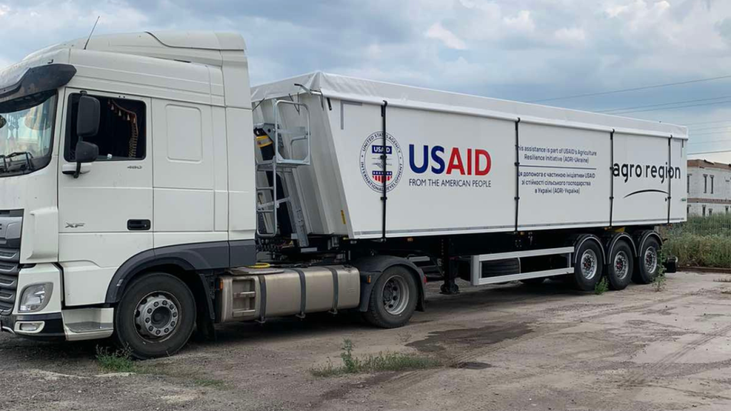 Білий вантажівка з логотипами USAID та Agroregion