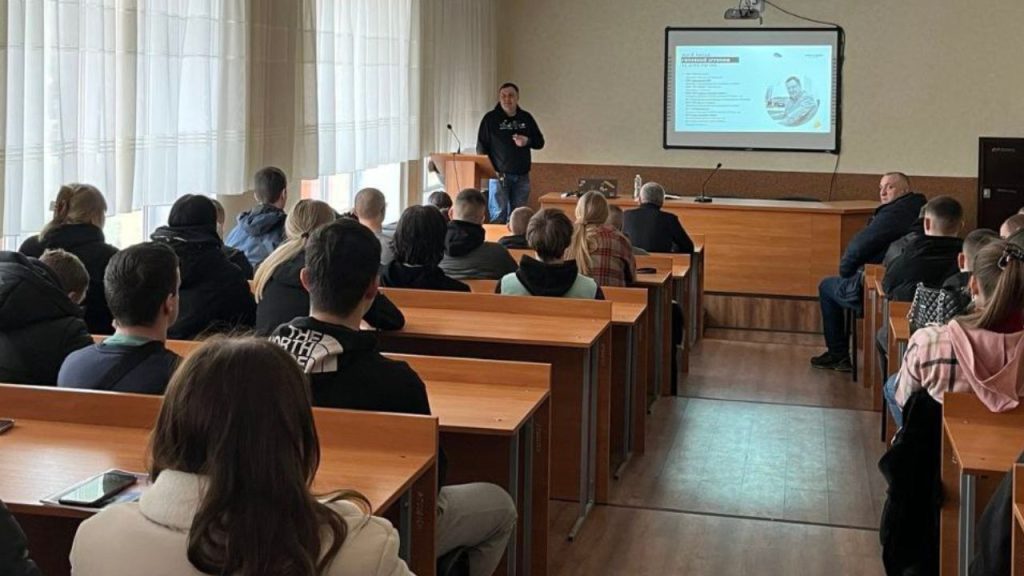 Yuriy Lysak met with the students of Illinetskyi AVC